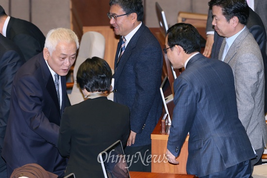  5일 국회 본회의에서 교섭단체 대표연설을 마친 김한길 민주당 대표가 의원들과 인사하고 있다.