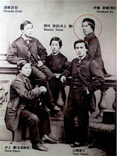 청년 시절의 이토 히로부미(오른쪽 상단 원)와 그의 불알친구로 뒤에 조선공사를 지낸 이노우에 가오루(왼쪽 아래).