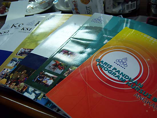 말레이시아 협동조합 연합회 조직인 앙카사에서 학교협동조합의 운영을 지원하기 위해 만든 다양한 사업 매뉴얼 책자.