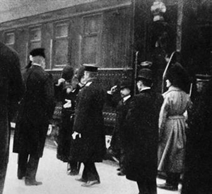 특별 열차에서 내리는 이토 히로부미(왼쪽에서 세번째로 모자를 벗고 답례하고 있다.
