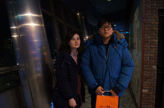 영화 관람 후 상영관을 나오는 홍은녀씨(좌측) 부부