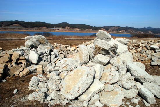 공주시 탄천면 대학삼거리 인근 강변에는 10톤 정도의 콘크리트와 산업폐기물이 쌓여 있었다.

