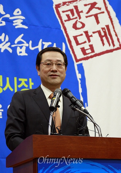 이용섭 민주당 의원이 5일 광주 서구 김대중컨벤션센터에서 기자회견을 열어 6월 광주시장 선거 출사표를 던졌다.