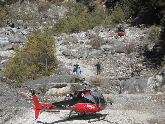 나르자 도반에 착륙해 있는 헬리콥터