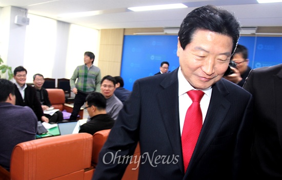  안상수 전 한나라당 대표는 6일 오전 경남도청 브리핑룸에서 기자회견을 열어 "경남도민들에게 드리는 말씀"을 통해 경남지사 선거에 출마하지 않고 창원시장 선거에 출마하겠다고 입장을 밝힌 뒤 기자들의 질문을 받지 않고 곧바로 밖으로 나가고 있다.