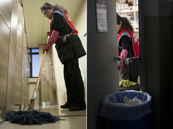 중앙대 청소노동자 김은경 씨가 남자 화장실과 연구실을 청소하고 있다. 청소노동자들은 1명당 2~3개층의 구역을 배당받는다. 청소량이 많은 학기 중에는 하루에 청소를 끝내지 못하는 일도 허다하다.