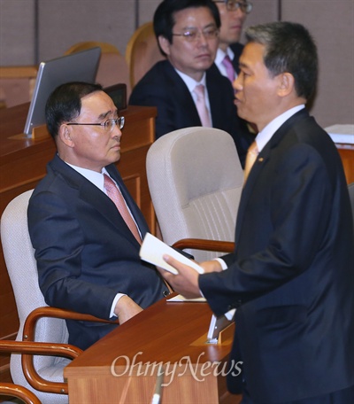 김선동 통합진보당 원내수석부대표는 6일 국회 비교섭단체 대표연설에서 정부의 진보당 해산심판청구에 대해 "민족사적 범죄이자 독재 폭거"라고 주장했다. 이날 본회의에서 비교섭단체 대표연설을 마친 김선동 통합진보당 원내수석부대표가 자리로 향하며 정홍원 국무총리 앞을 지나고 있다.