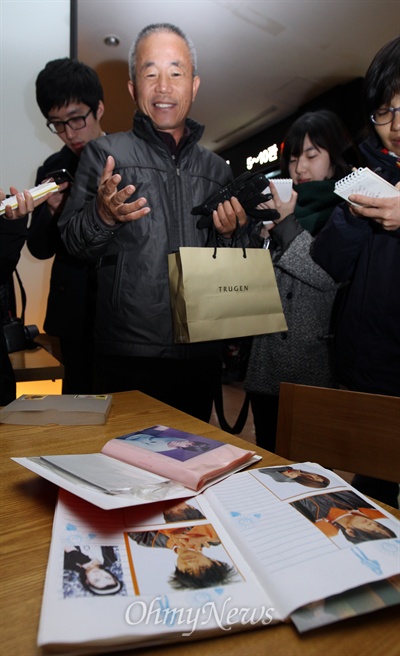 상영관 축소 논란을 빚은 영화 <또 하나의 약속>이 개봉된 6일 오전 서울 구로구 구로 CGV에서 영화 속 주인공의 실제 모델인 삼성반도체 피해자 고 황유미 씨의 아버지 황상기 씨가 딸의 유품을 취재기자들에게 보여주고 있다.

이날 황상기 씨는 "딸이 살아 있을때 그룹 신화의 팬이었다"며 "이 자리에 딸과 함께 영화를 보고 싶은 마음으로 유품을 가져왔다"고 그리움을 달랬다.