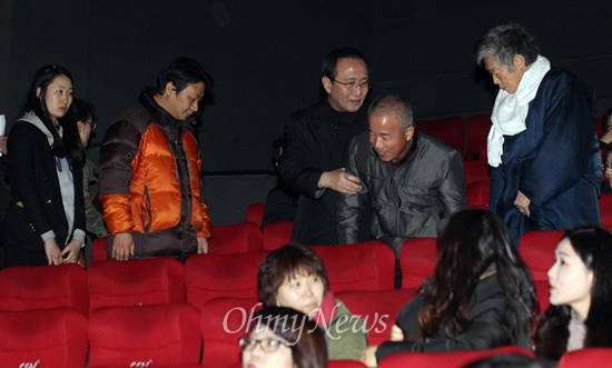 2014년 2월 6일, 상영관 축소 논란을 빚은 영화 <또 하나의 약속>이 개봉된 서울 구로 CGV에서 영화 속 주인공의 실제 모델인 삼성반도체 피해자 고 황유미 씨의 아버지 황상기 씨를 당시 노회찬 정의당 전 의원이 안내하고 있다.