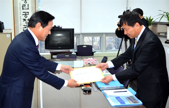 박완수 전 창원시장이 6일 경남선거관리위원회에 경상남도지사 예비후보 등록을 했다.