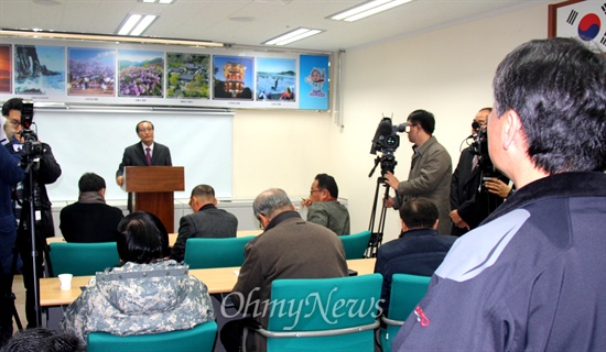 김재철 전 MBC 사장이 1월 28일 사천시청 브리핑룸에서 사천시장 선거 출마선언 기자회견을 하고 있다.