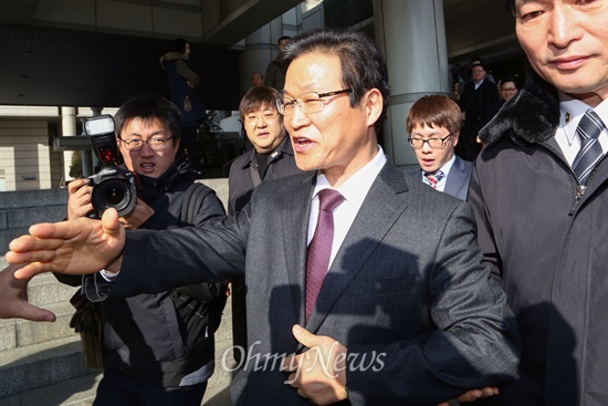 국정원 대선개입 사건 은폐혐의로 재판을 받아온 김용판 전 서울경찰청장이 6일 오후 서울중앙지법에서 무죄를 선고받은 뒤 법정을 나오고 있다.