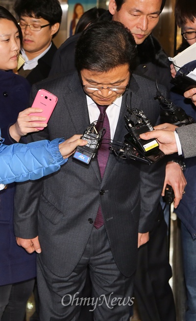 국정원 대선개입 사건 은폐혐의로 재판을 받아온 김용판 전 서울경찰청장이 6일 오후 서울중앙지법에서 무죄를 선고받은 뒤 법정을 나오며 고개숙여 인사를 하고 있다.