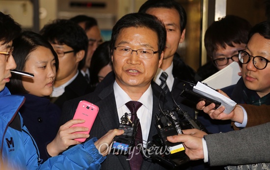 국정원 대선개입 사건 은폐혐의로 재판을 받아온 김용판 전 서울경찰청장이 지난 2월 6일 오후 서울중앙지법에서 무죄를 선고받은 뒤 법정을 나오고 있다.
