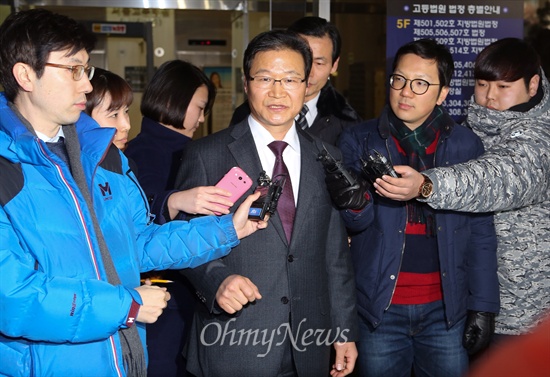 국정원 대선개입 사건 은폐혐의로 재판을 받아온 김용판 전 서울경찰청장이 2월 6일 오후 서울중앙지법에서 무죄를 선고받은 뒤 법정을 나오고 있다.
