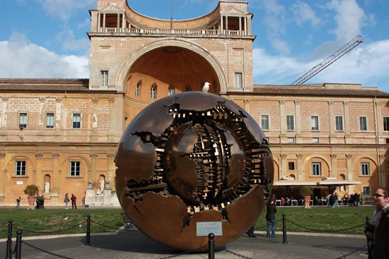 바티칸 박물관내에 지구의 모습을 형상화한 조형물의 모습