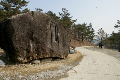 세계에서 가장 큰 고인돌. 돌의 무게가 280t이나 된다. 화순 고인돌 유적지에 있다.
