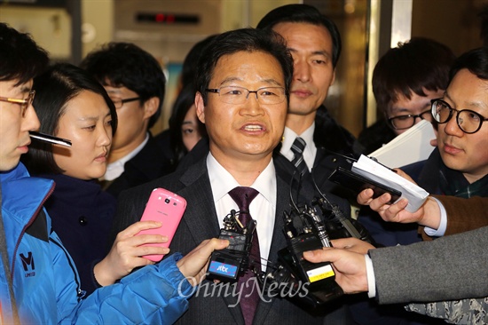 국정원 대선개입 사건 은폐혐의로 재판을 받아온 김용판 전 서울경찰청장이 지난 2014년 2월 6일 오후 서울중앙지법에서 무죄를 선고받은 뒤 법정을 나오고 있다.