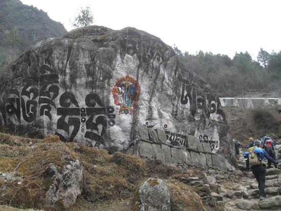 타도코시간(Thado Koshigaon. 2,580m)에서 법문이 새겨진 바위