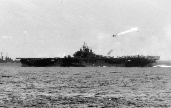 가미카제가 탑승한 제로센이 미 군함을 향해 돌진하는 모습