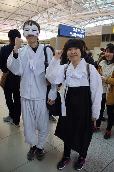 이른 아침 인천공항에 때아닌 '각시탈'이 떴다. 검은 치마, 흰저고리의 한복을 입은 앳된 대학생과 청년들도 나타났다.