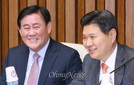 7일 오전 국회에서 열린 주요당직자회의에 참석한 새누리당 최경환 원내대표와 홍문종 사무총장이 환하게 웃고 있다.