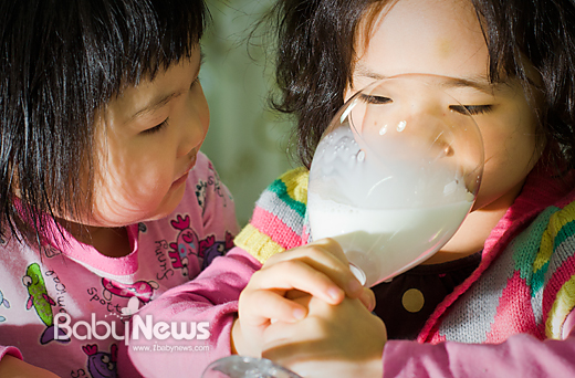'우유는 보약일까? 독약일까?' 최근 EBS에서 우유의 유해성을 지적하는 방송이 다뤄지면서 우유를 둘러싼 논란이 확산되고 있다.