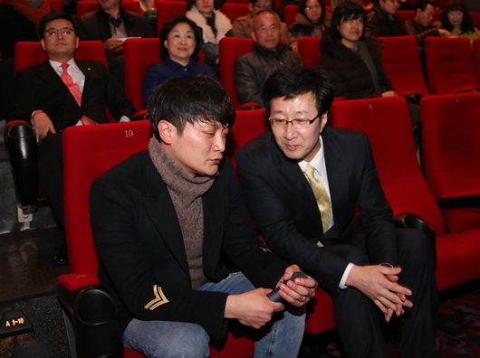 지난 6일 영화 <또 하나의 약속> 관람 전 이야기를 나누고 있는 윤기호 PD(왼쪽)과 천호선 정의당 대표.