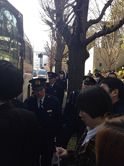 오후 2시 50분경 일본 내각부 청사에 도착하자마자 일본 경찰이 안전을 이유로 2·8도쿄원정대의 방문을 막아서고 있다. 