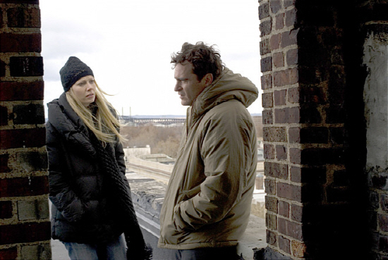1월 23일 개봉한 영화 <투 러버스>의 한 장면 영화 <투 러버스>에서 미쉘 역을 맡은 기네스 팰트로(왼쪽)와 레오나드 역의 호아킨 피닉스.