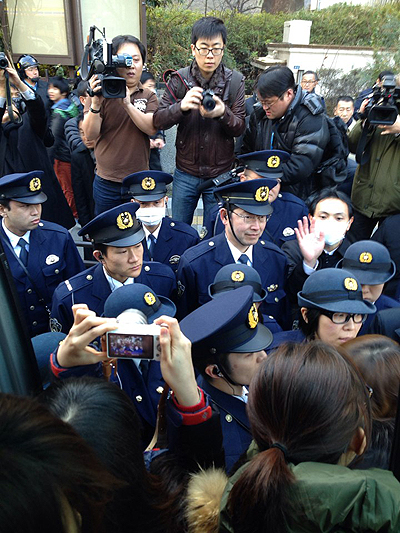 2·8 도쿄원정대가 야스쿠니 신사 앞에 도착했으나 경찰들의 저지로 버스에서 내리지도 못하고 있다.
