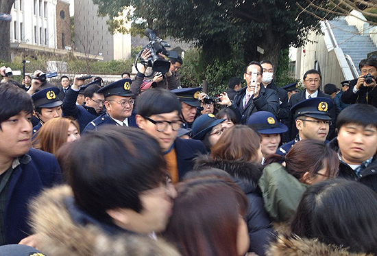 경찰이 2·8 도쿄원정대의 방문을 계속해서 제한하고 있는 가운데, 플래카드 소지 문제를 두고 크고 작은 몸싸움이 벌어지고 있다. 
