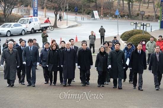 김한길 민주당 대표와 당직자들이 8일 오전 대구의 2.28민주의거기념탑을 찾아 헌화했다.