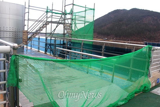 한국수자원공사는 낙동강 창녕함안보 일부 공간에 보수공사를 위해 출입통제선을 설치해 놓았다.