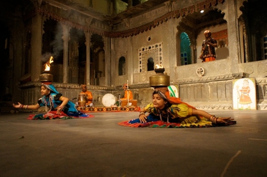 바고르 기 하벨리의 인도 전통춤 공연. 하벨리란 고급 개인 주택을 말하는 것으로, 바고르 기 하벨리는 현재 박물관으로 개조되어 있다. 매일 저녁 7시에는 안뜰에서 전통춤 공연이 펼쳐진다. 


