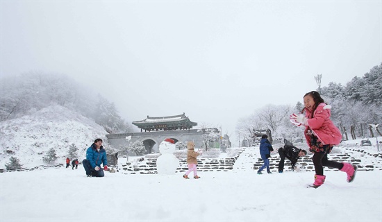 눈이 내린 9일 경남 함양군 휴천면 지리산제일문 오도재 정상을 찾은 관광객들이 눈을 굴리며 즐거운 휴일을 보내고 있다.