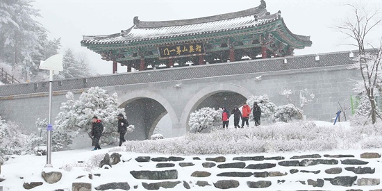 눈이 내린 9일 경남 함양군 휴천면 지리산제일문 오도재 정상을 찾은 관광객들이 즐거운 휴일을 보내고 있다.