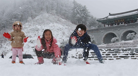 눈이 내린 9일 경남 함양군 휴천면 지리산제일문 오도재 정상을 찾은 관광객들이 즐거운 휴일을 보내고 있다.