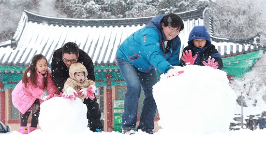 눈이 내린 9일 경남 함양군 휴천면 지리산제일문 오도재 정상을 찾은 관광객들이 눈굴리기를 하며 즐거운 휴일을 보내고 있다.