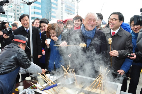  민주당 김한길 대표는 부인 최명길씨, 허성무 경남도당 위원장 등과 함께 9일 오전 창원 팔용시장을 찾아 '민심투어'를 했다.