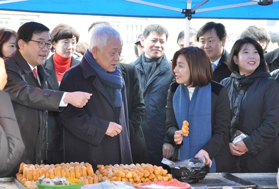  민주당 김한길 대표는 부인 최명길씨, 허성무 경남도당 위원장 등과 함께 9일 오전 창원 팔용시장을 찾아 '민심투어'를 했다.