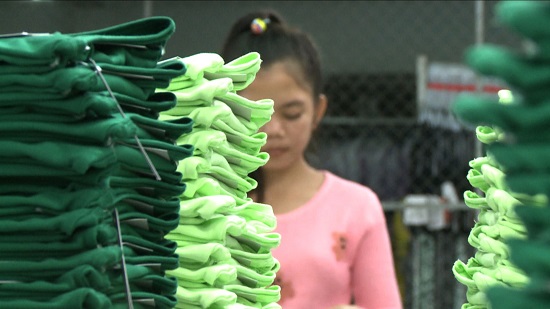  KBS 2TV <추적 60분> '메이드 인 캄보디아, 국경 넘은 봉제산업 시험대에 서다' 편의 한 장면.