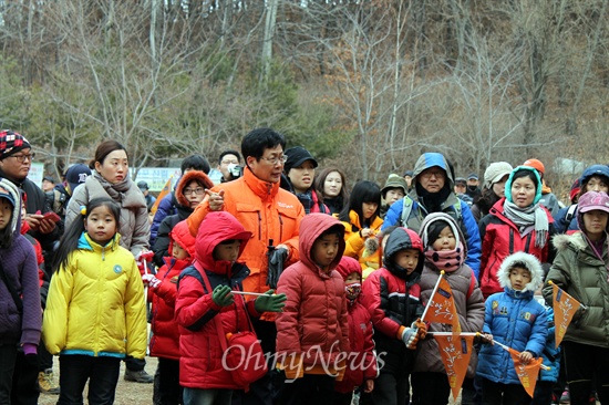 고양힐링누리길 겨울숲 행사에는 어린이들이 많이 왔다. 최성 시장이 어린이들과 함께 서 있다. 