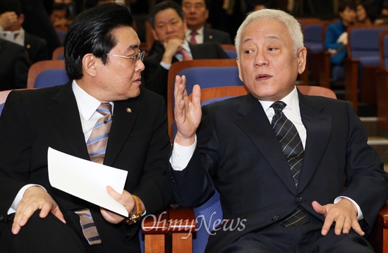  민주당 김한길 대표와 전병헌 원내대표가 10일 오전 국회에서 열린 특검 도입 관철 방안을 논의하기 위한 의원총회에 참석해 대화하고 있다.