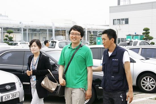 2010년 7월 KEC 구미공장 노조파업 현장을 방문해 노조원과 이야기를 나누고 있는 김수민 의원(가운데).