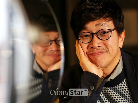 영화<또 하나의 약속>에서 택시기사 상구 역의 배우 박철민이 6일 오후 서울 서교동의 한 카페에서 오마이스타와의 인터뷰에 앞서 포즈를 취하고 있다. 