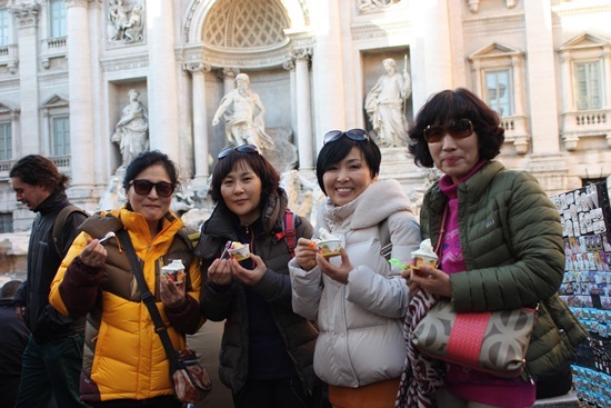 트레비 분수는 <로마의 휴일> 영화에 나오는 여주인공 오드리햅번이 아이스크림을 먹은후 명소가 됐다. 트레비 분수에서 아이스크림 먹는 일행들의 모습.
