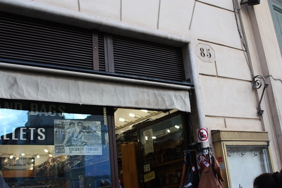 <로마의 휴일>영화에서 오드리헵번이 머리를 자른 85번지 미용실은 현재 옷가게로 변해 있다. 지금도 유리창에 당시 영화 전단지가 붙어 있다.