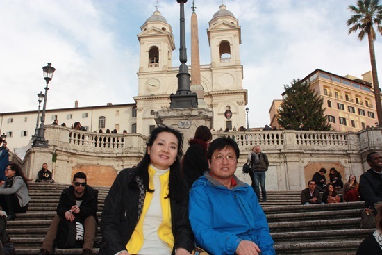 <로마의 휴일>로 유명세를 탄 스페인 광장내 스페인 계단에서 기념사진을 찍고 있는 엄길수 교수와 부인의 모습.