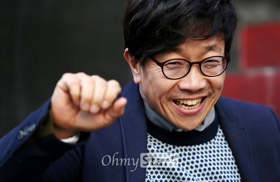 영화<또 하나의 약속>에서 택시기사 상구 역의 배우 박철민이 6일 오후 서울 서교동의 한 카페에서 오마이스타와의 인터뷰에 앞서 포즈를 취하고 있다.